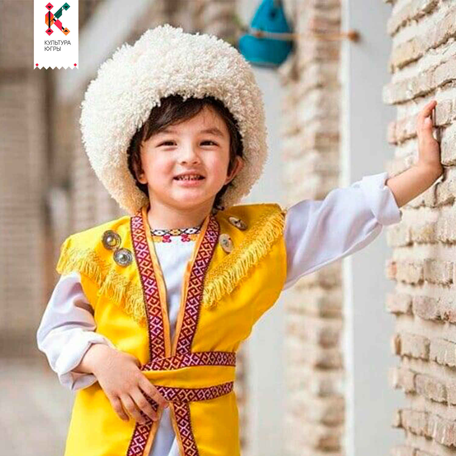 Казахский мальчик мама. Национальный костюм туркменов. Национальный костюм Туркменистана мужской. Туркменский костюм мужской. Мальчик в национальном костюме.