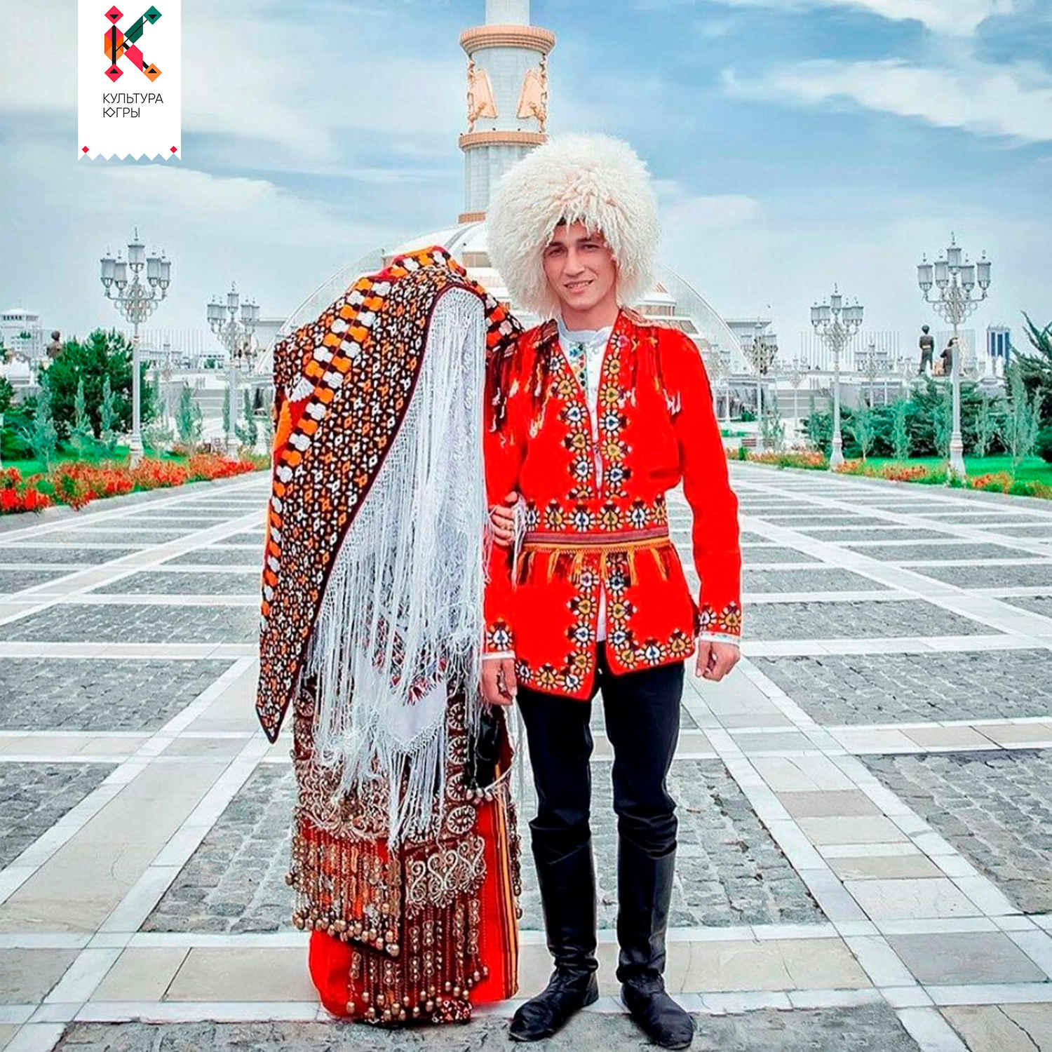 Люди в национальной одежде. Национальный наряд невесты Туркмен. Туркменский тельпек. Туркмен гелинлери ГАЙНЕНЕ. Национальный костюм невесты в Туркменистане.